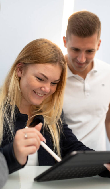 envia SERVICE, junge Mitarbeiter im Gespräch