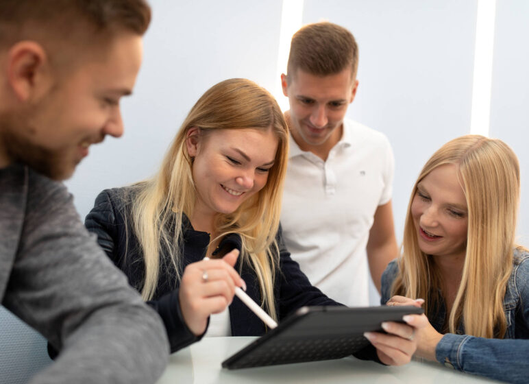 envia SERVICE, junge Mitarbeiter im Gespräch