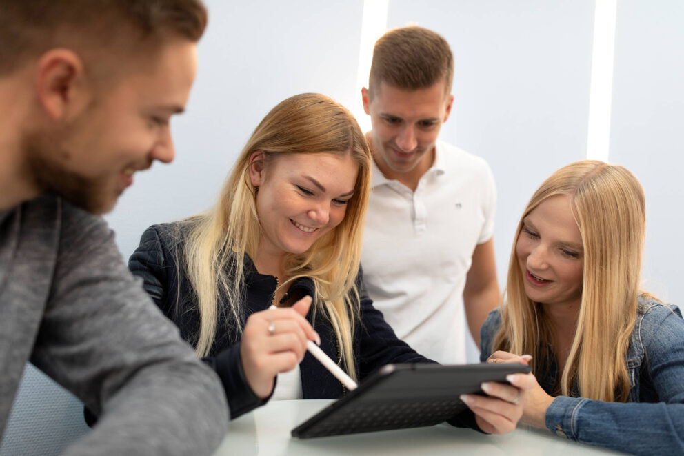 envia SERVICE, junge Mitarbeiter im Gespräch