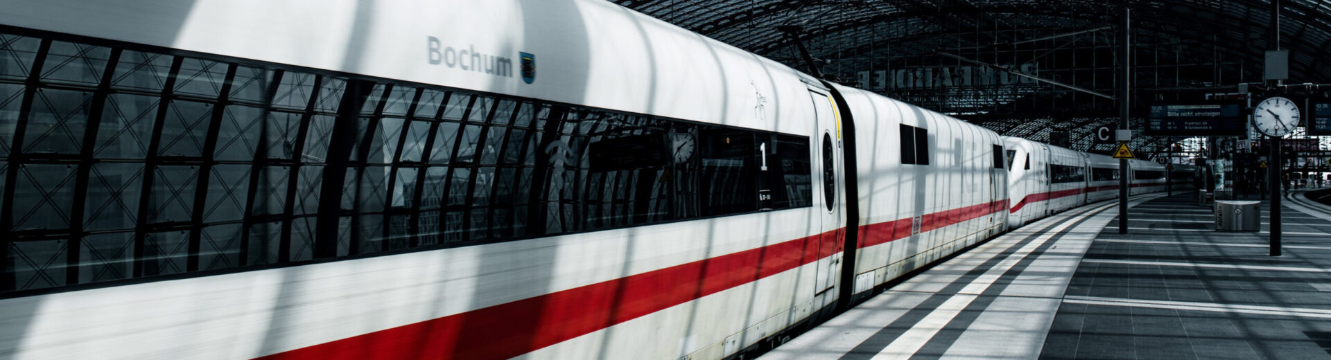 ICE in einem Bahnhof