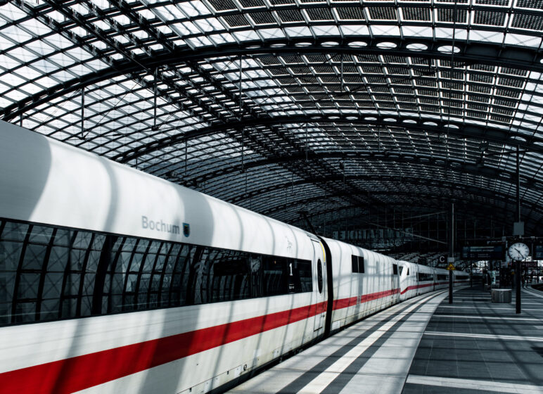 ICE in einem Bahnhof