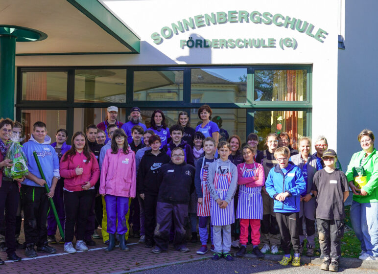 Sonnenbergschule Werdau, Mitarbeiter vor Ort pflanzen Obstbäume