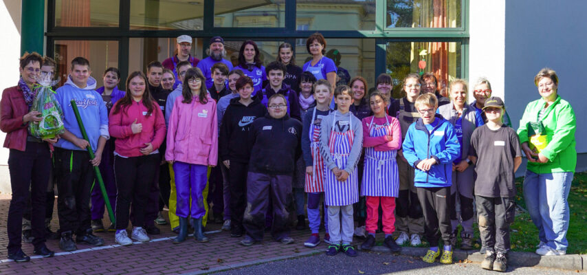 Sonnenbergschule Werdau, Mitarbeiter vor Ort pflanzen Obstbäume