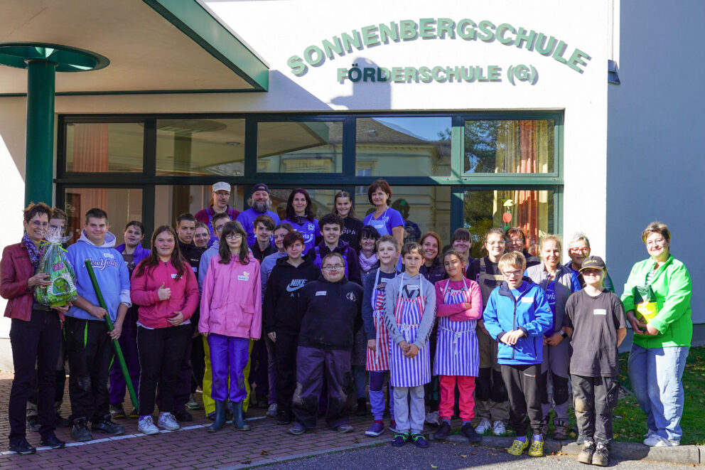 Sonnenbergschule Werdau, Mitarbeiter vor Ort pflanzen Obstbäume