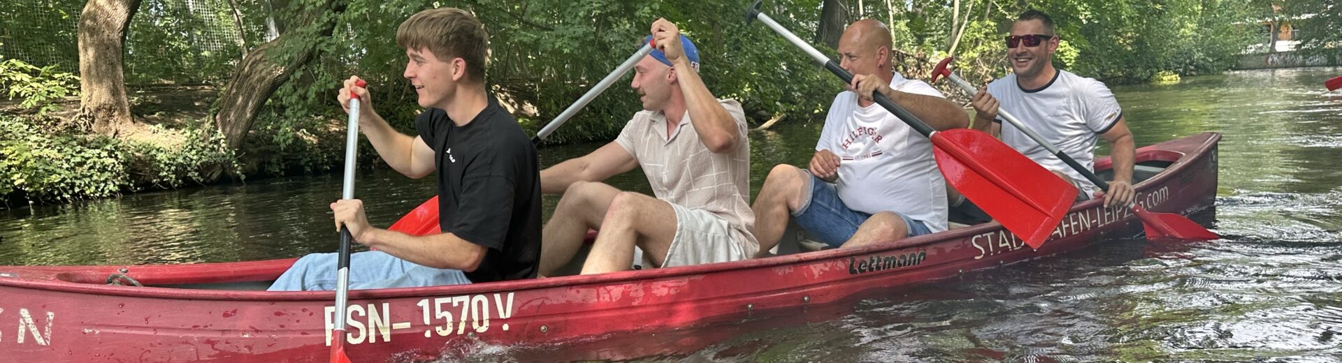 Sebastian Pekar und sein Team beim Bootfahren