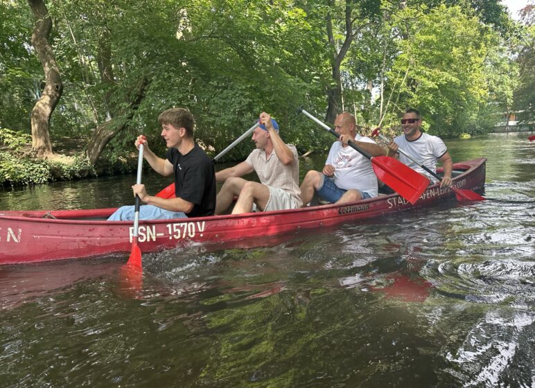 Sebastian Pekar und sein Team beim Bootfahren