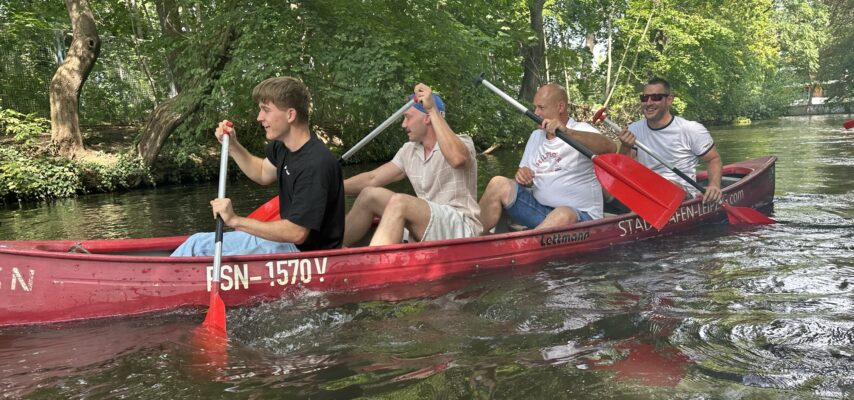 Sebastian Pekar und sein Team beim Bootfahren