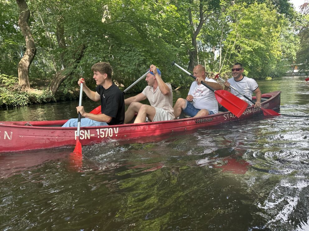 Sebastian Pekar und sein Team beim Bootfahren