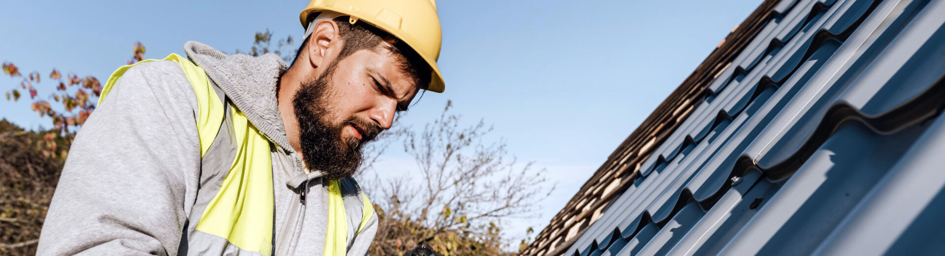 Handwerker beim Dachdecken