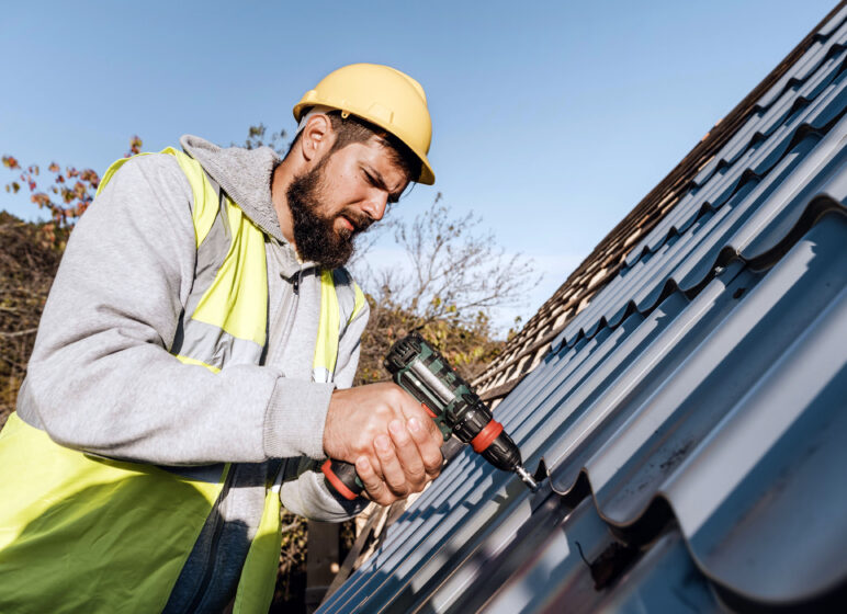 Handwerker beim Dachdecken