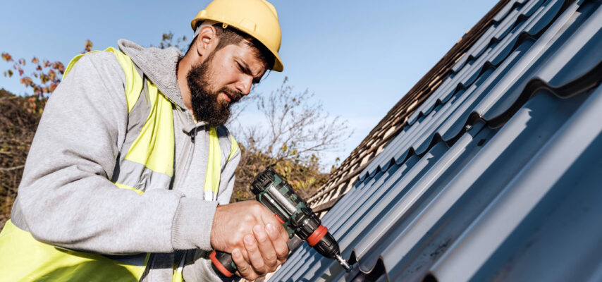 Handwerker beim Dachdecken