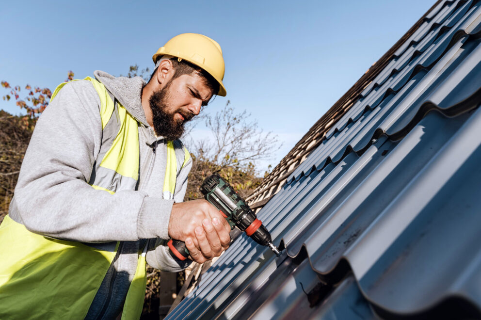 Handwerker beim Dachdecken