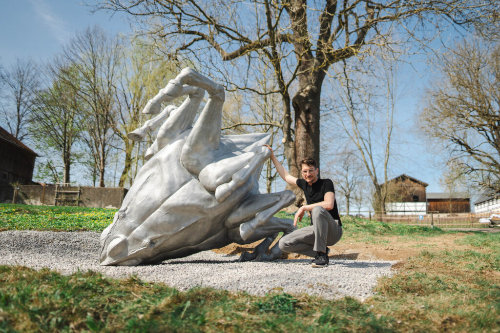 Gregor Gaida, Polygonales Pferd II, Gahlenz/Oederan, Teil des Purple Path im Rahmen von Chemnitz 2025, Foto: Ernesto Uhlmann