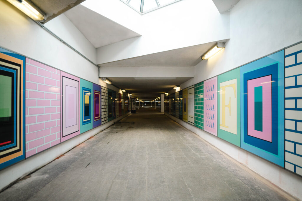 Tanja Rochelmeyer und DB Station & Service AG, Glance, Purple Path, Flöha, Die Unterführung zu den Gleisen ist mit 38 farbigen Tafeln geschmückt, Fotograf: Ernesto Uhlmann