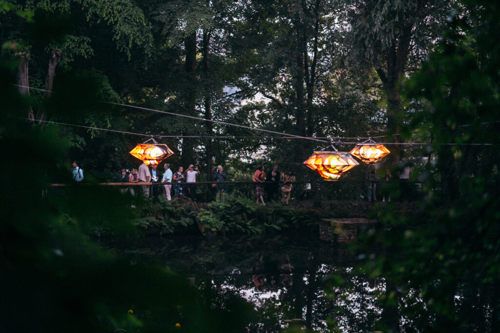 Nevin Aladağ, "Color Floating", Zwönitz, im Rahmen des Projektes "Purple Path" von Chemnitz 2025, Foto: Ernesto Uhlmann