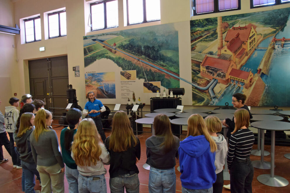 Schüler besuchen im Rahmen eines Projekttages das Wasserkraftwerk Mittweida