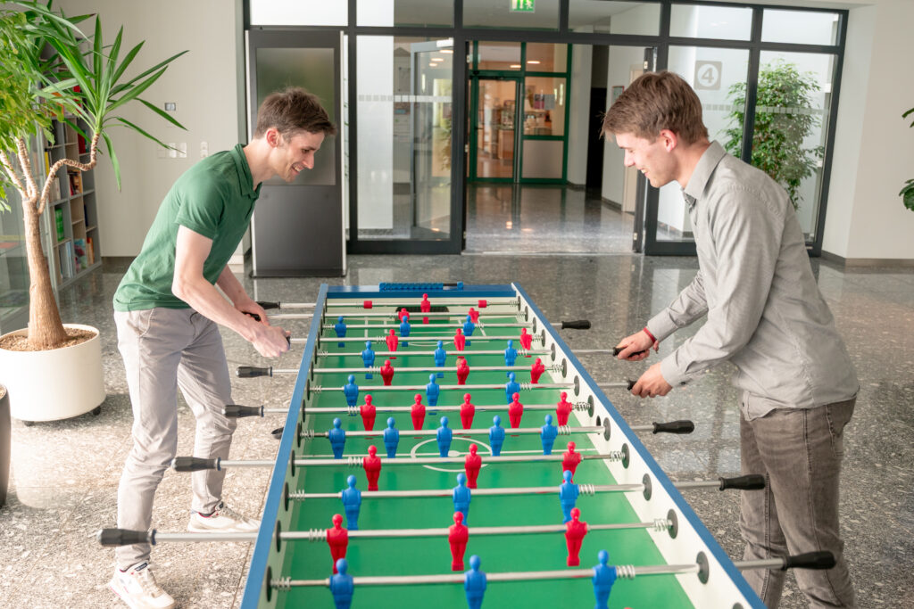 2 Trainees am Kickertisch