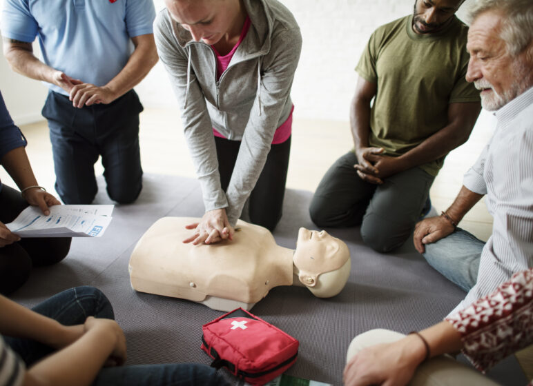 Personen bei einer Erste Hilfe Schulung