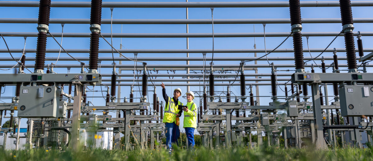 zwei Mitarbeitende von MITNETZ STROM bei Arbeiten in einem Umspannwerk