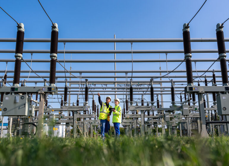 zwei Mitarbeitende von MITNETZ STROM bei Arbeiten in einem Umspannwerk