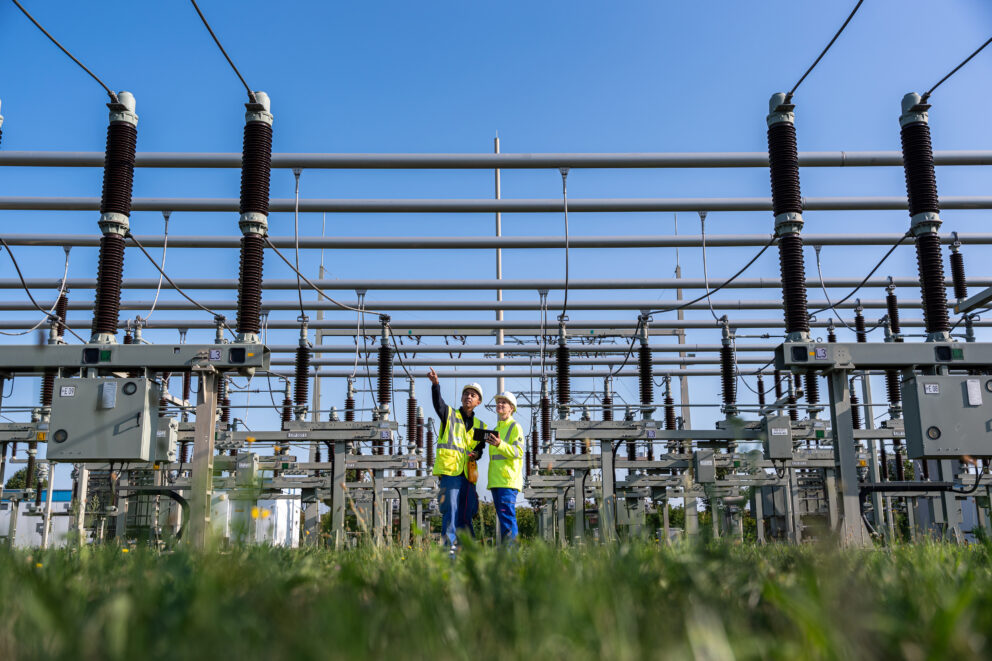 zwei Mitarbeitende von MITNETZ STROM bei Arbeiten in einem Umspannwerk